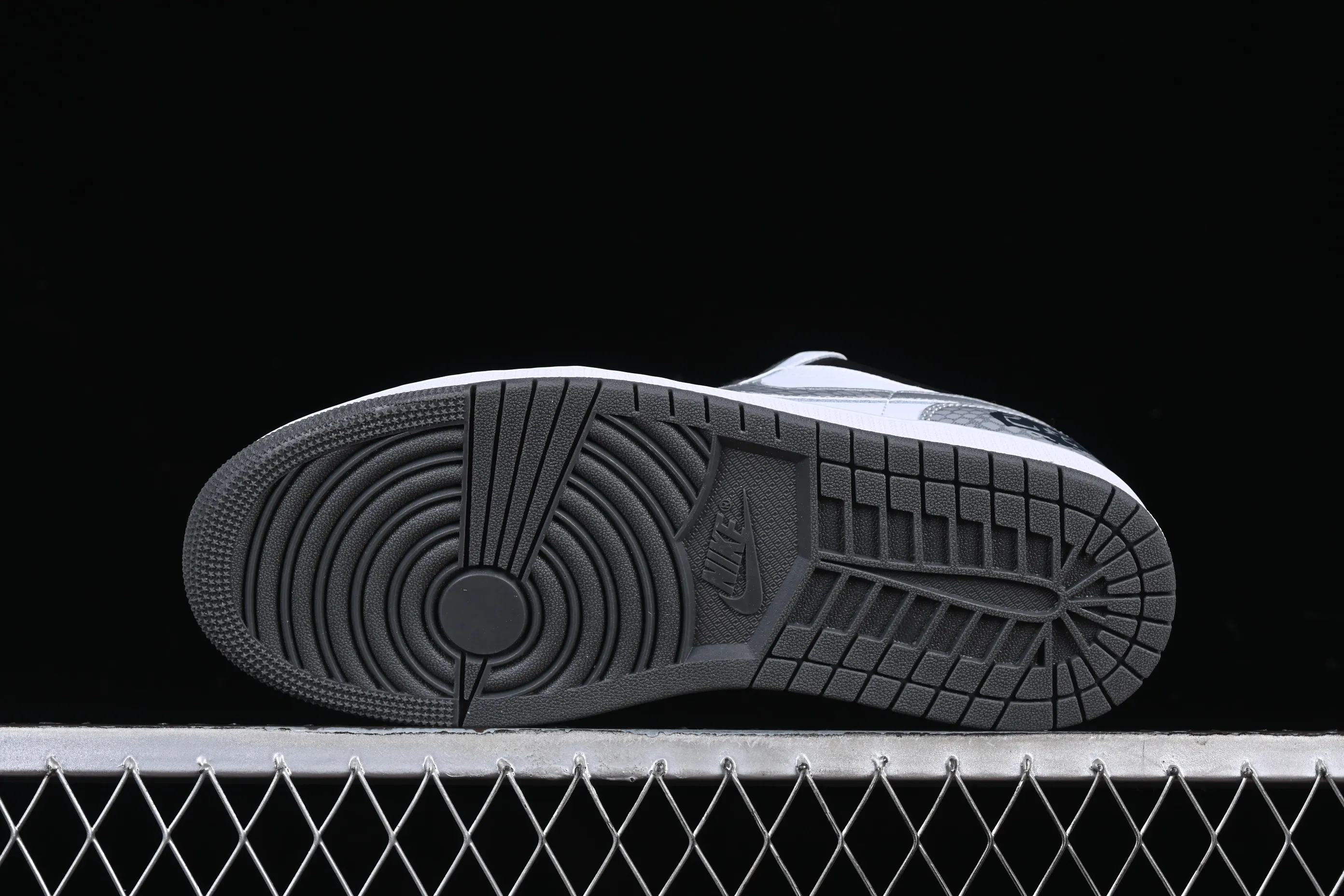 All categories Air Jordan Jordan series basketball shoes Air Jordan 1 Low Air Jordan 1 Low AJ1 Joe 1 Year of the Snake custom low-top cultural basketball shoes 553558-152